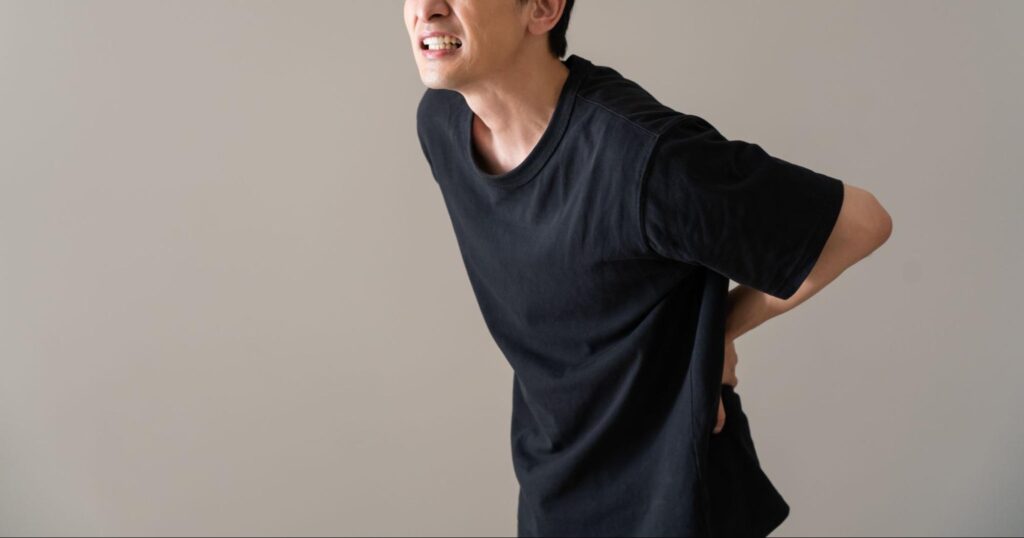 ぎっくり腰の男性