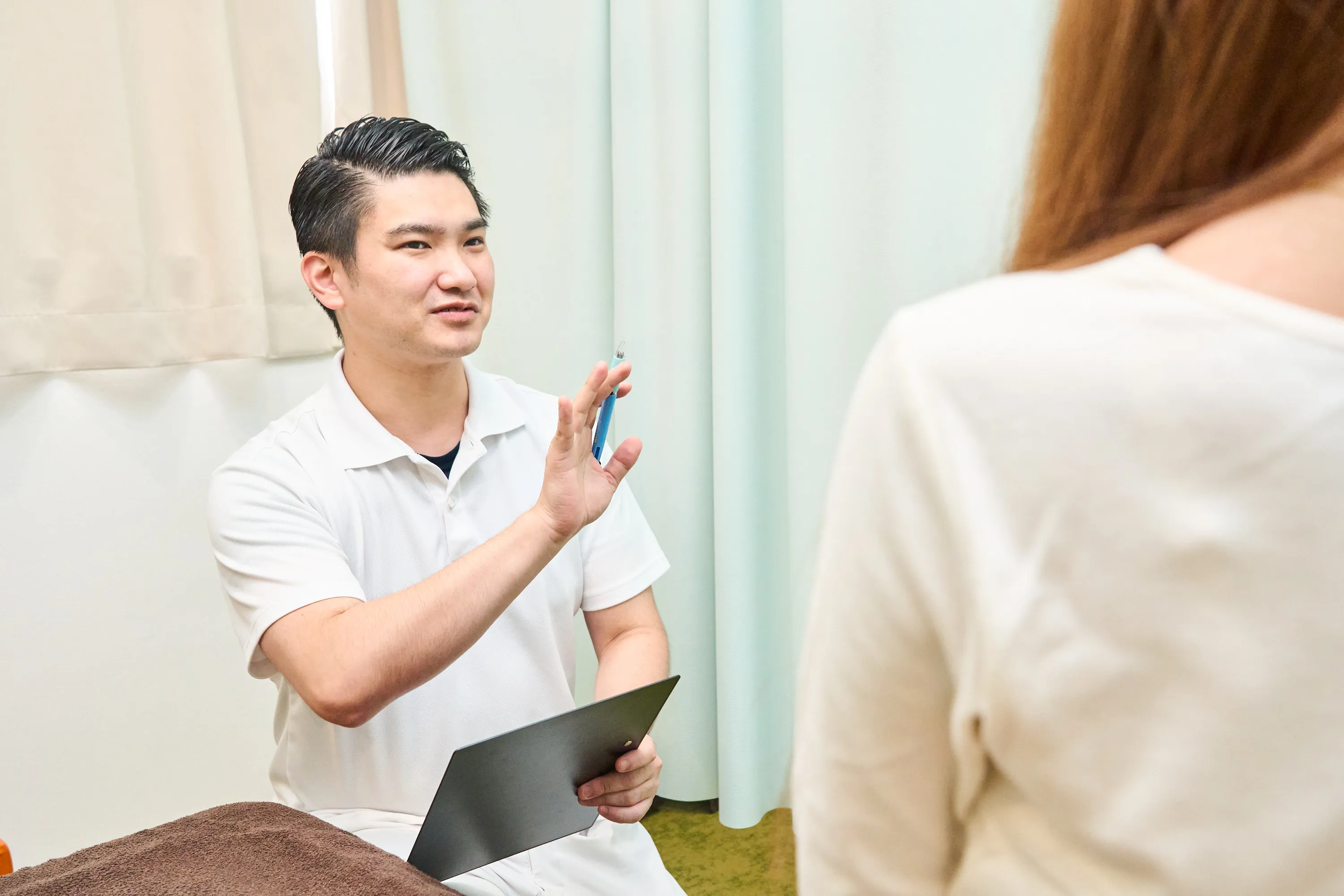 中澤輝(ひかる接骨院 院長)がアドバイスしてる様子