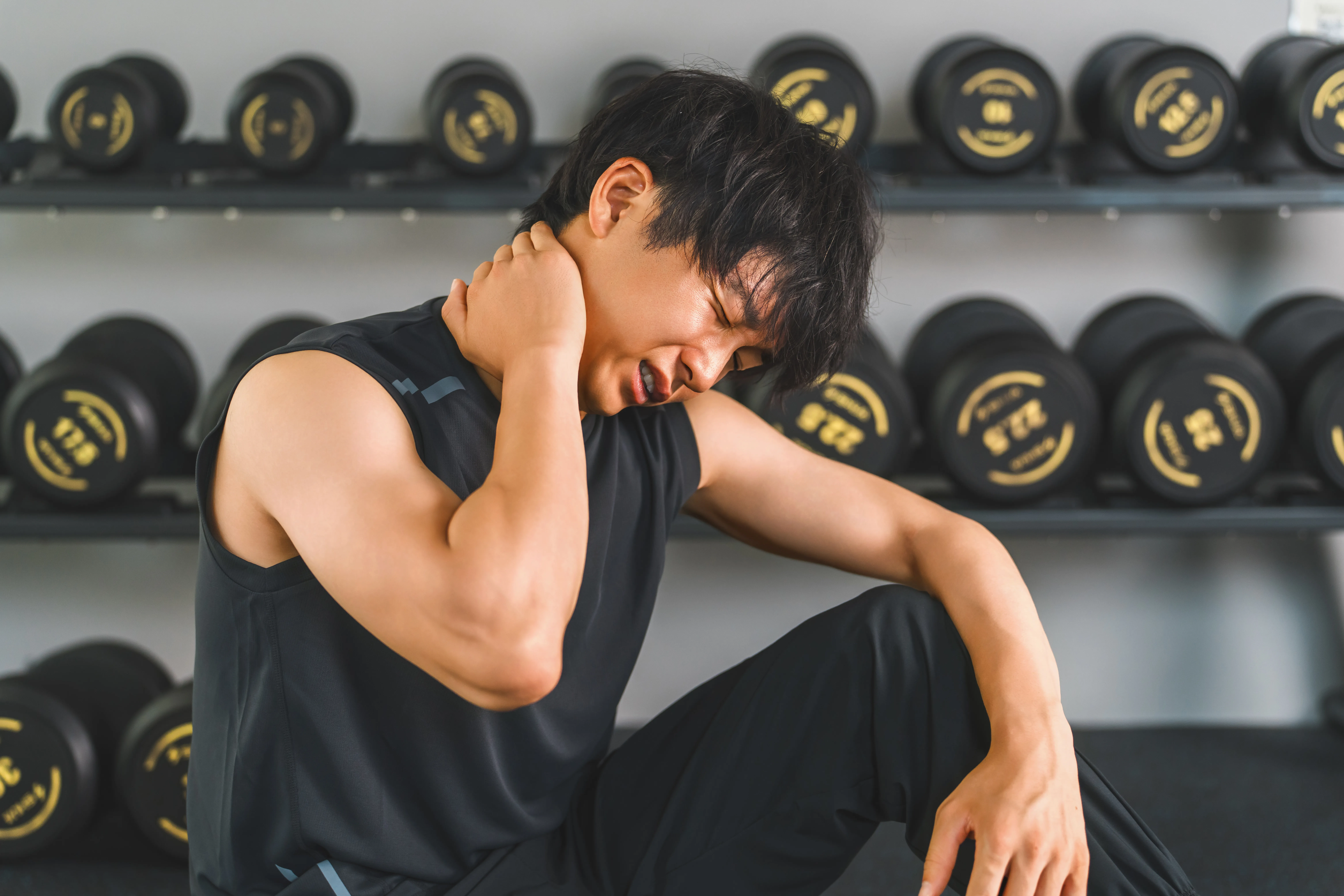 首を痛めてる人