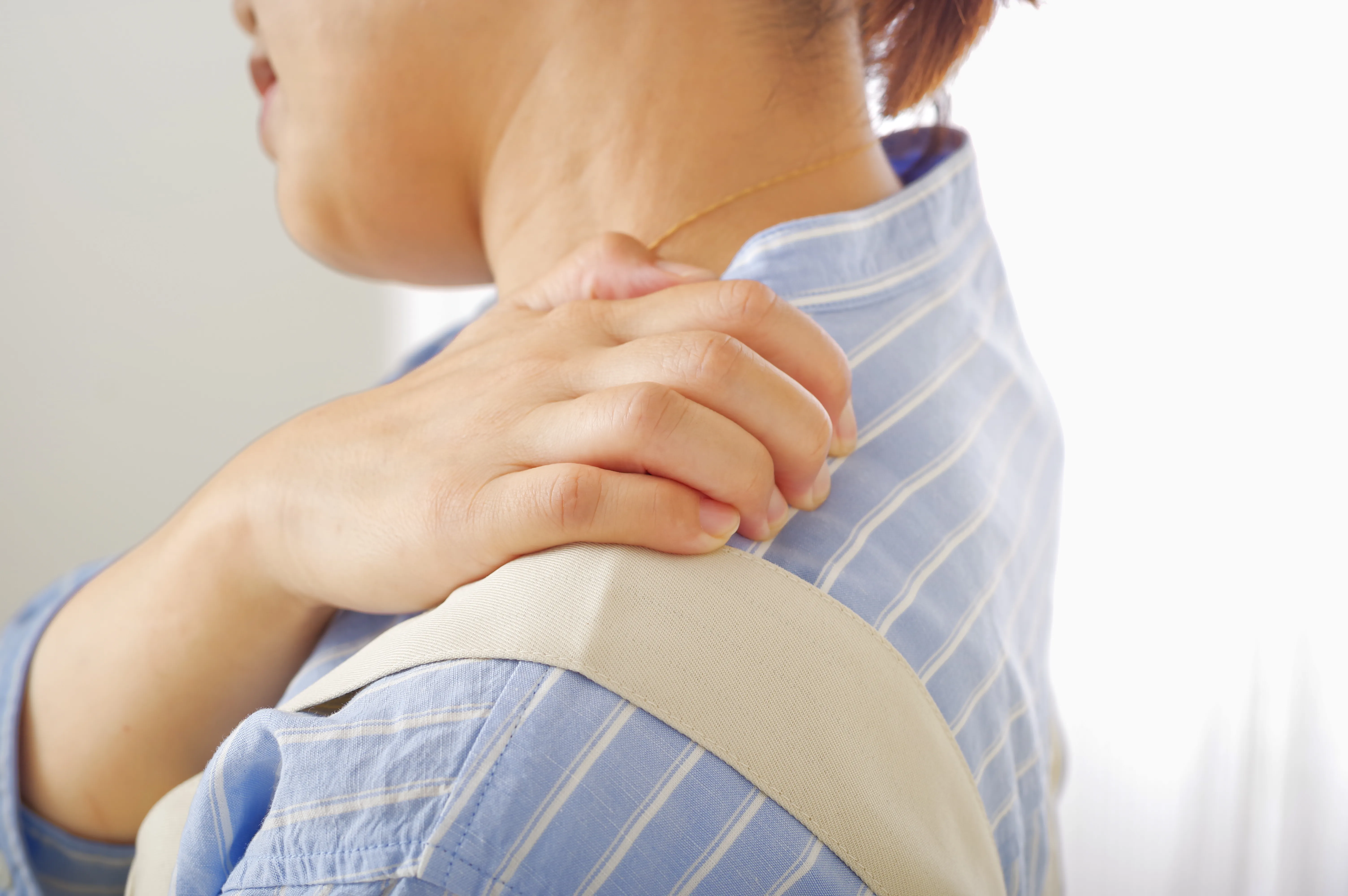 肩を痛めてる人