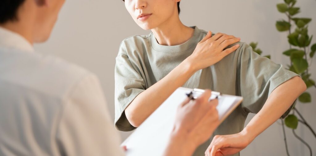 接骨院で柔道整復師に相談している人