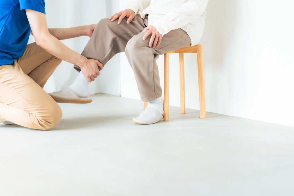 膝痛のリハビリを受けている人
