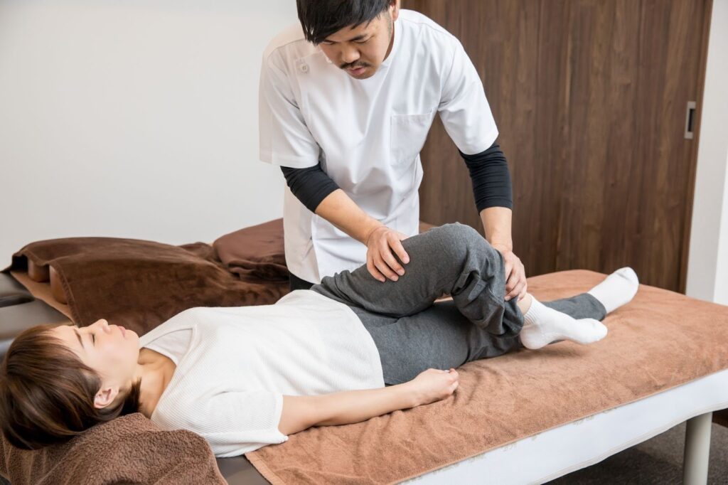 ダイエット効果を期待して接骨院で骨盤矯正を受ける女性