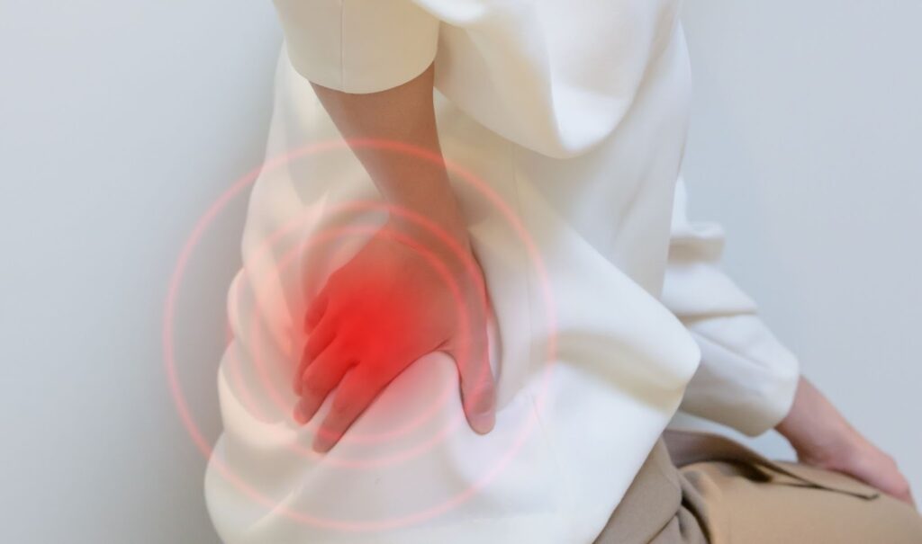 腰を押さえている人