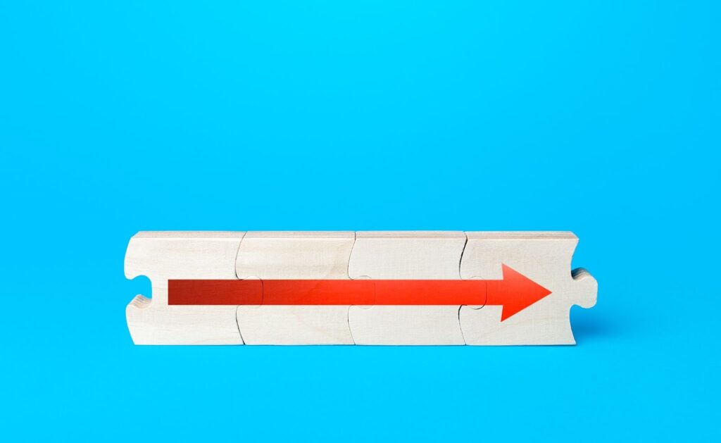 継続と効果をイメージした横に連結したパズルと矢印