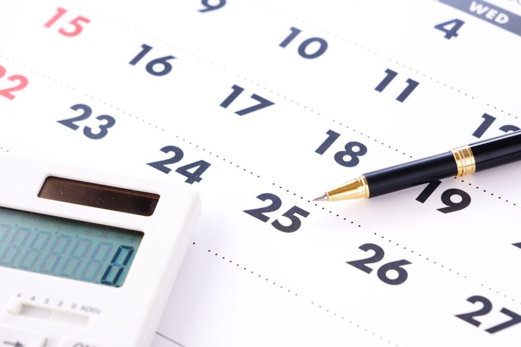 カレンダーと電卓とペン