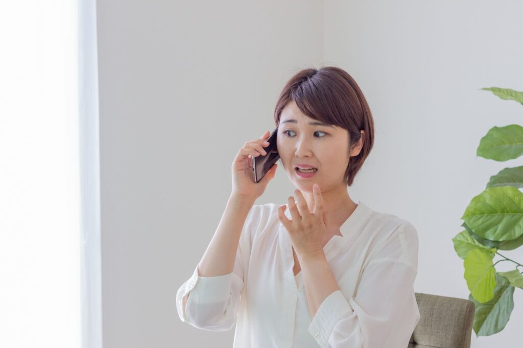 交通事故の治療期間中に電話で保険会社から打ち切りを打診されて戸惑う女性