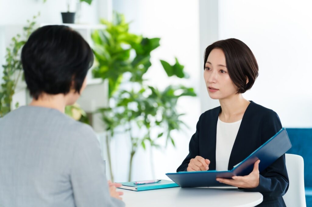 交通事故のことで悩み弁護士に相談する女性
