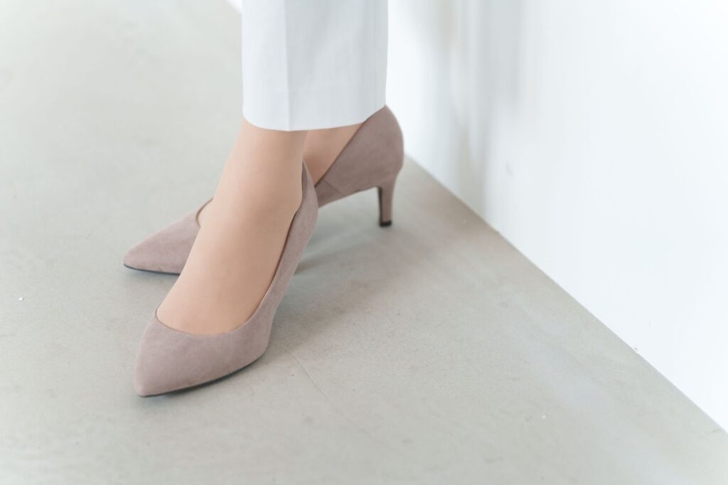 ヒールの高い靴を履いた女性の足元