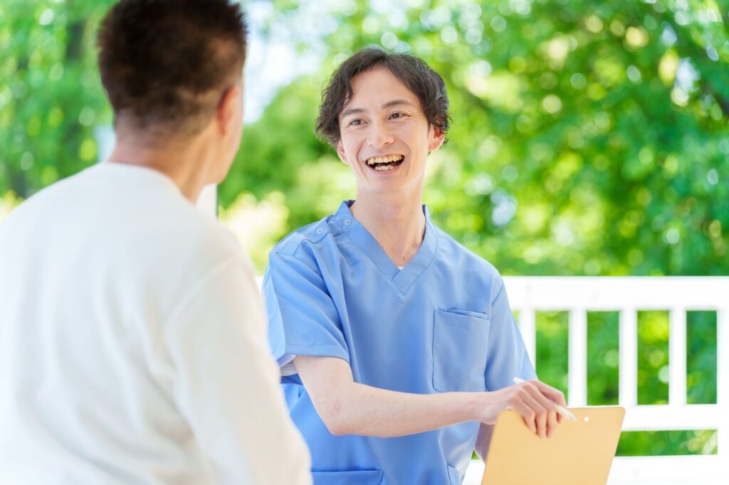 交通事故に遭った人と会話している柔道整復師