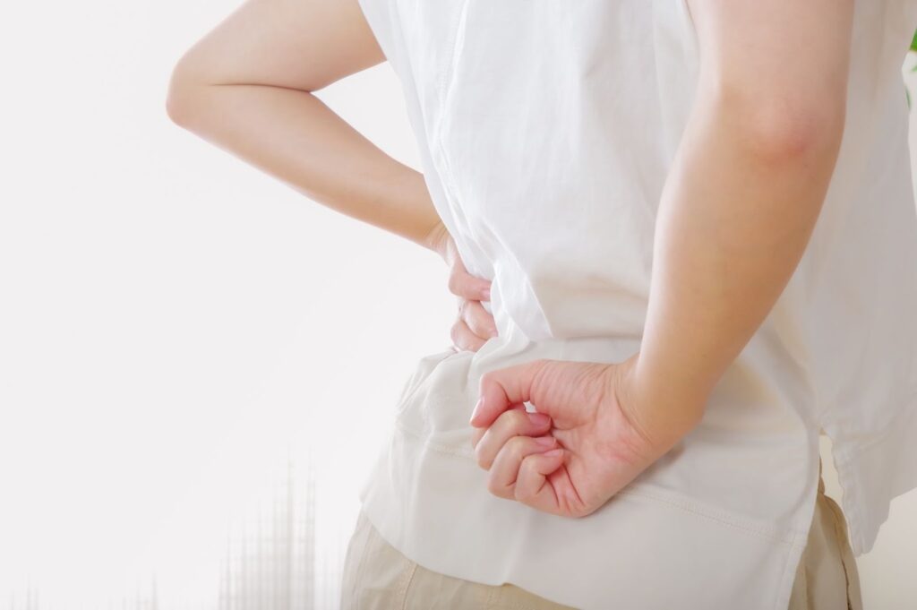 ぎっくり腰の人の腰部分の画像