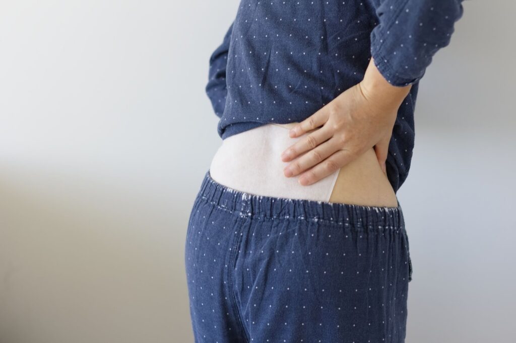 ぎっくり腰になったときに自分でできる応急処置としてシップを貼っている人