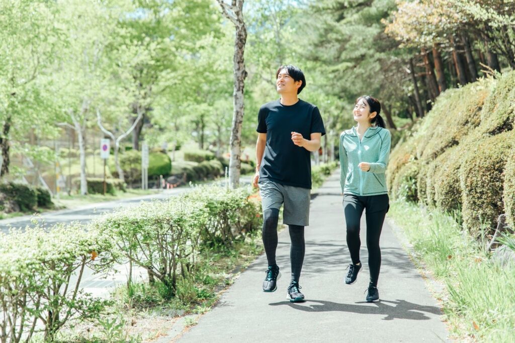 ぎっくり腰予防に運動する男女