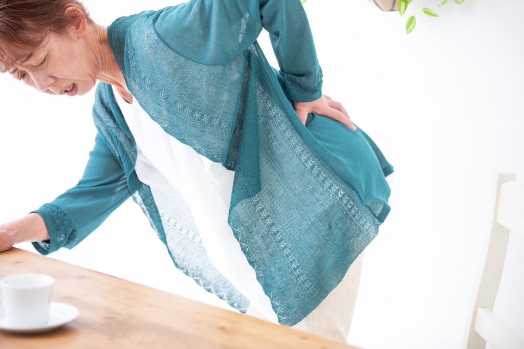 癖になってしまったぎっくり腰でつらそうなシニア女性