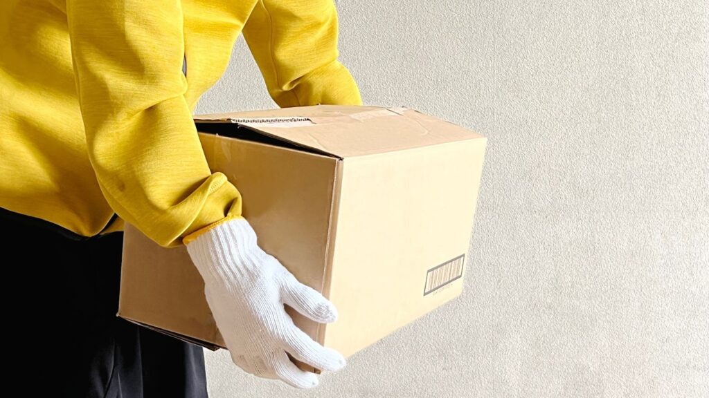 重い荷物を持つ人の手元