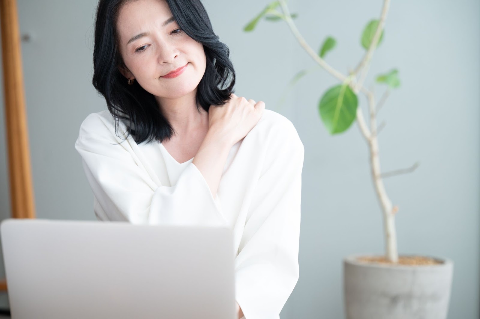 肩こりがつらそうな更年期の女性