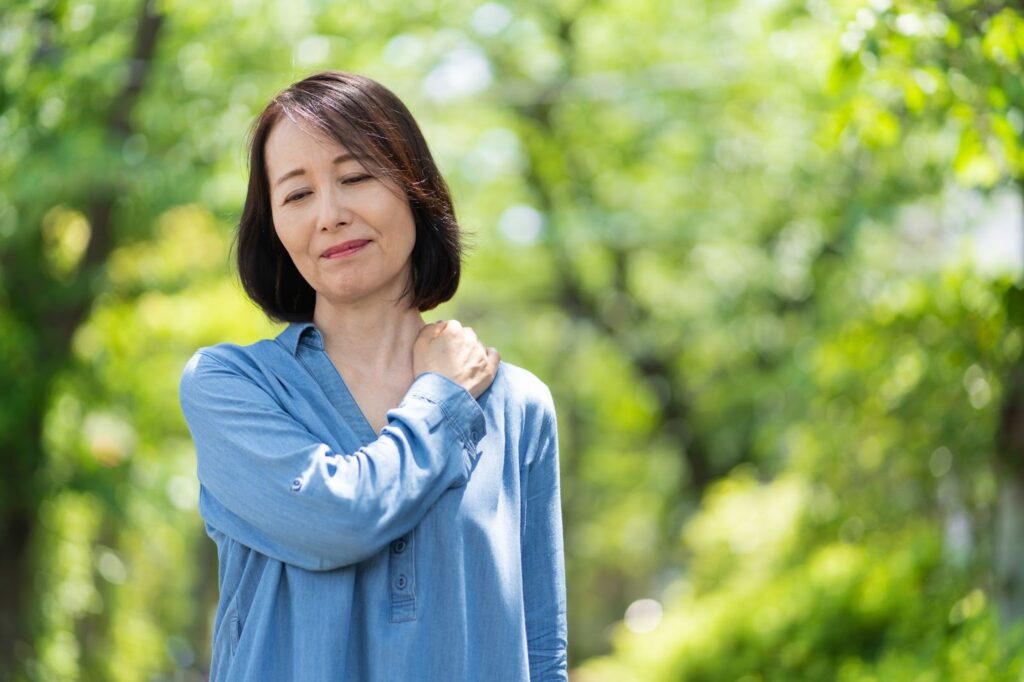 肩こりがつらそうな更年期の女性