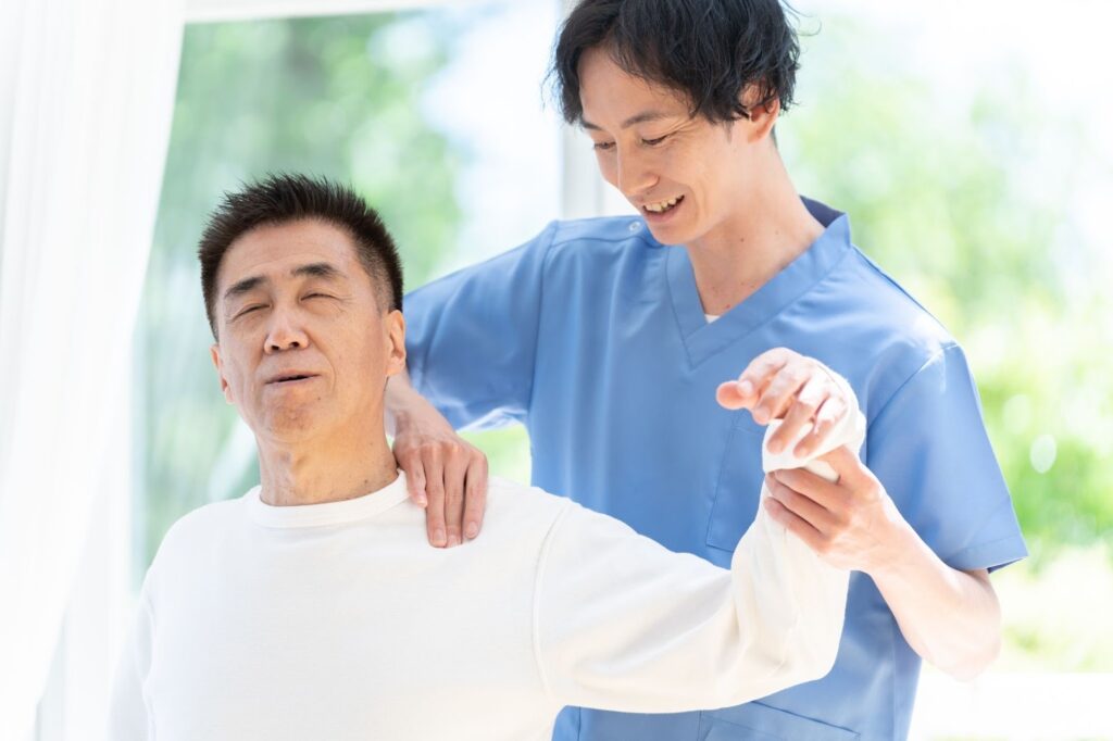 ひどすぎる肩こりに悩み接骨院で施術を受けている男性