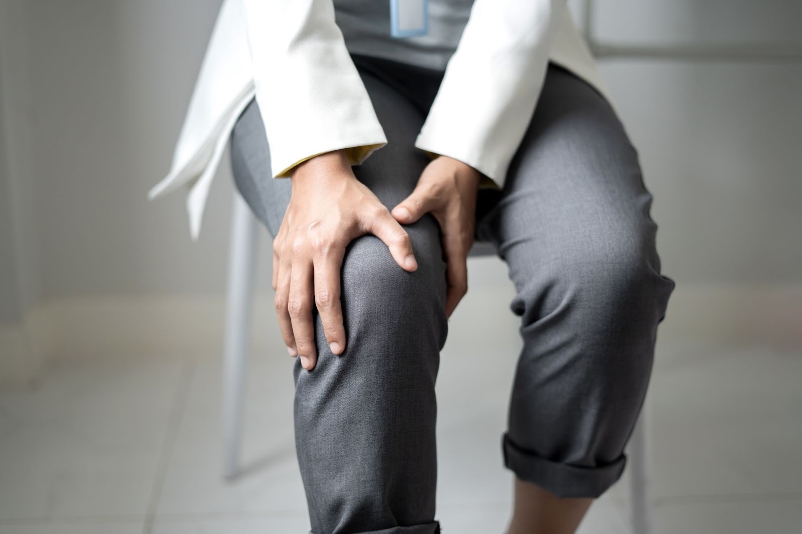 筋肉が原因となった膝痛で膝を押さえる人