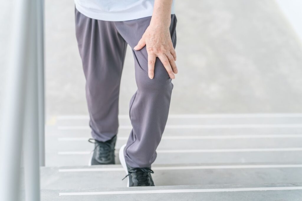 階段を登るときに膝痛を感じている人の足元