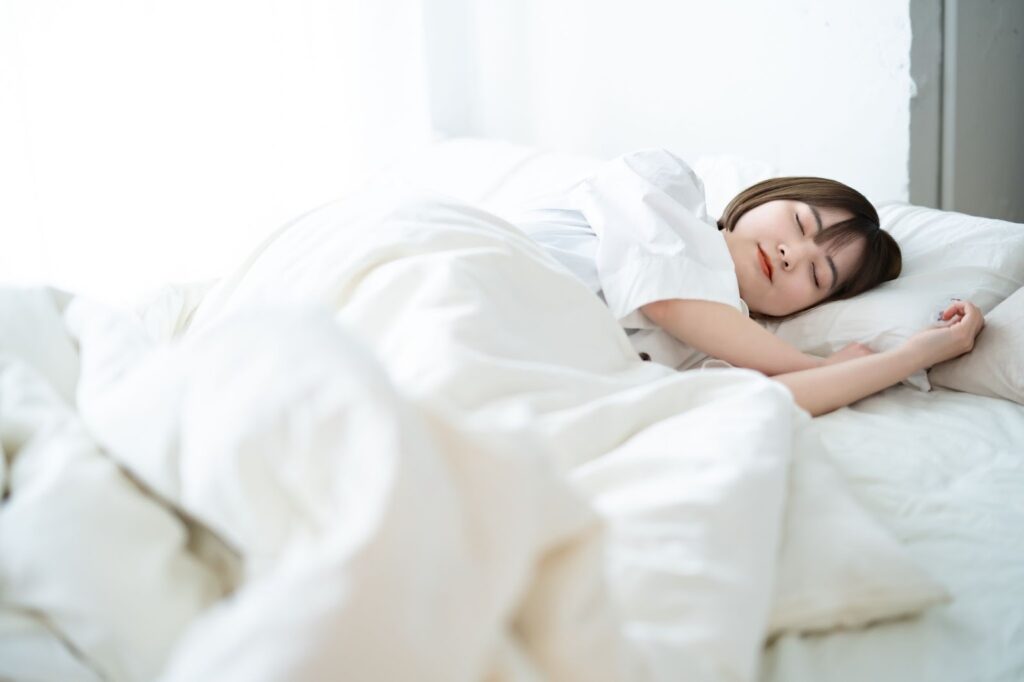 ベッドで眠っている女性