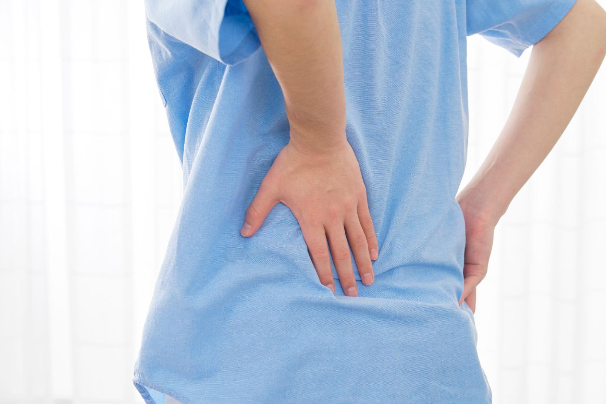 立ちっぱなしで腰が痛む人